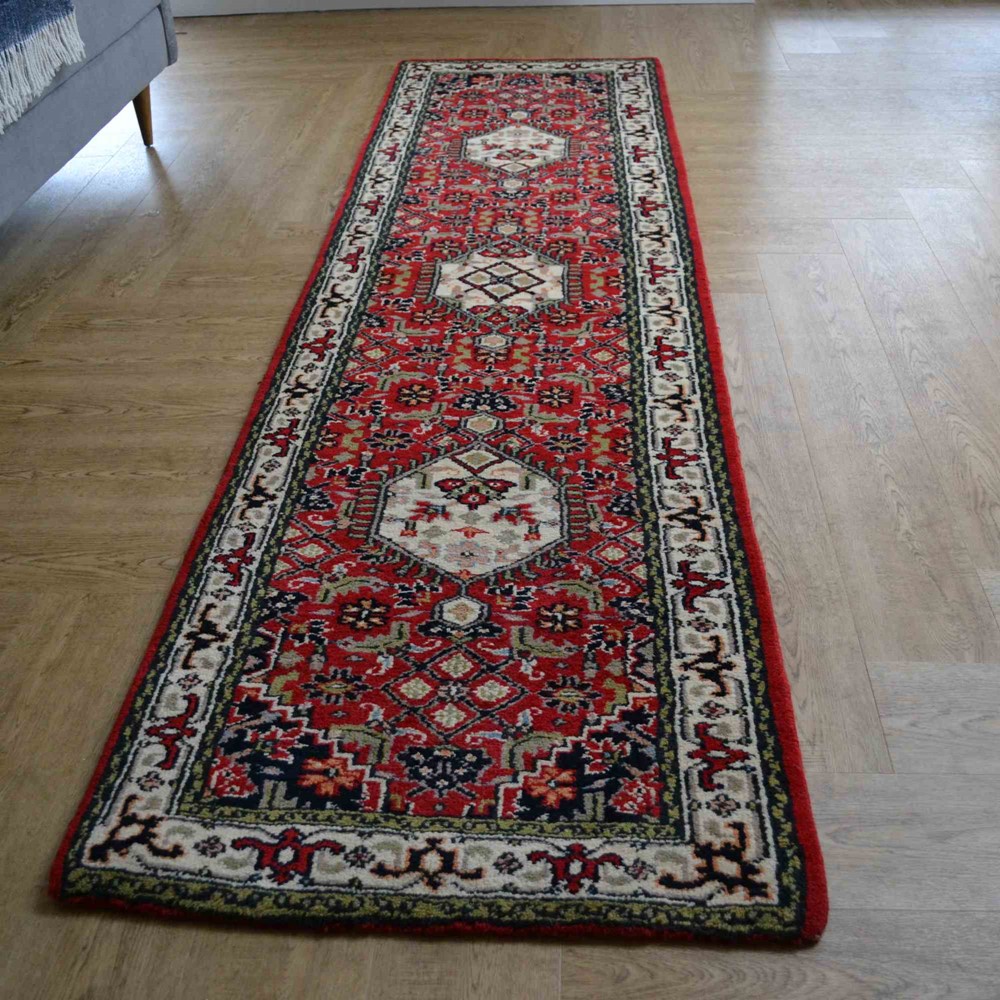 Hanadan Traditional Hand Knotted Wool Runner Rug in Red